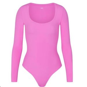 NWT FITS EVERYONE LONG SLEEVE SCOOP BODY SUIT IN NEON PINK SIZE LARGE